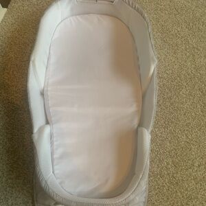 Baby delight “snigglenest afterglow” napper/lounger